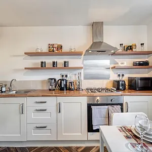 central-3-bed-house.hotelsin-nottingham.com/